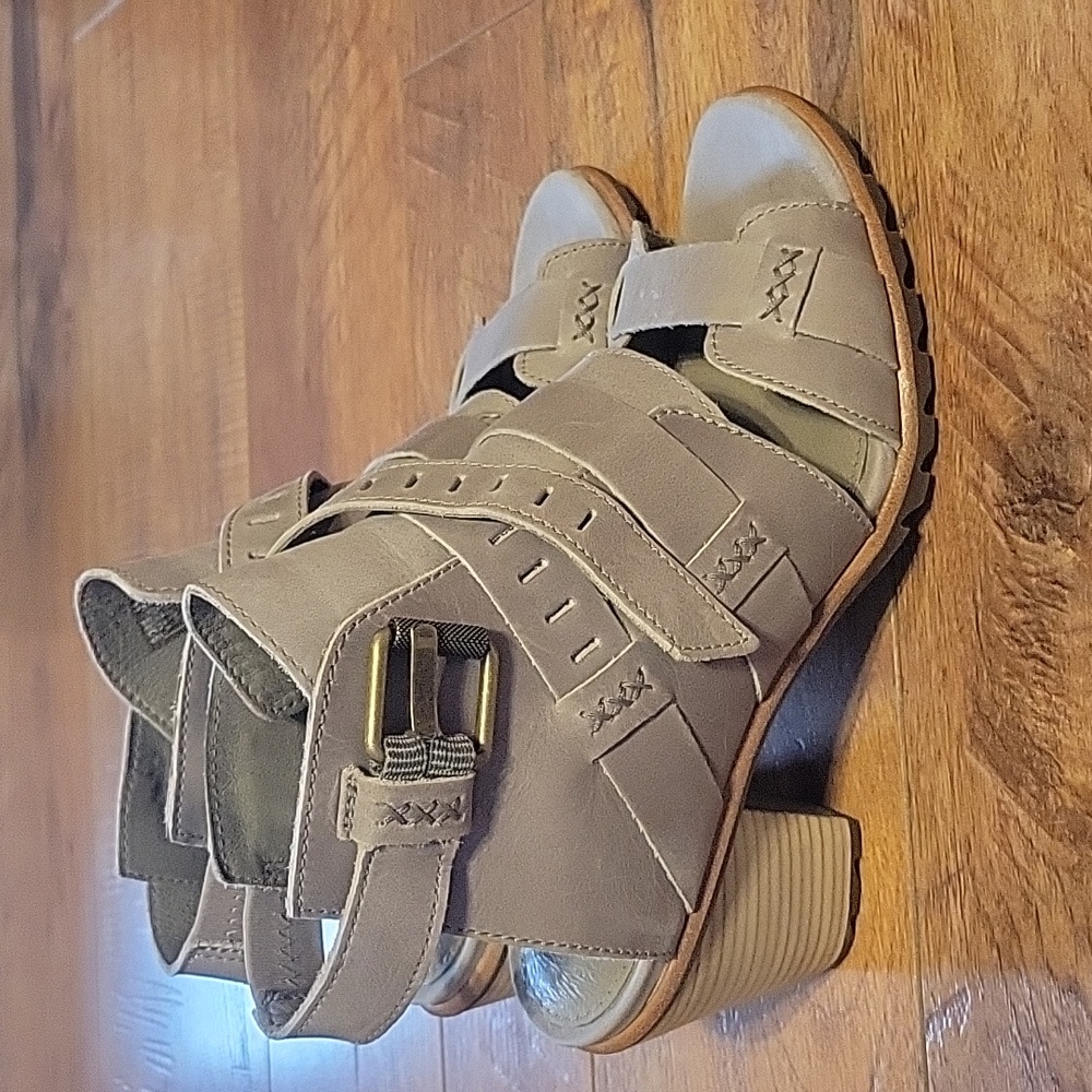 Sorel sz 9 gray leather buckle sandals